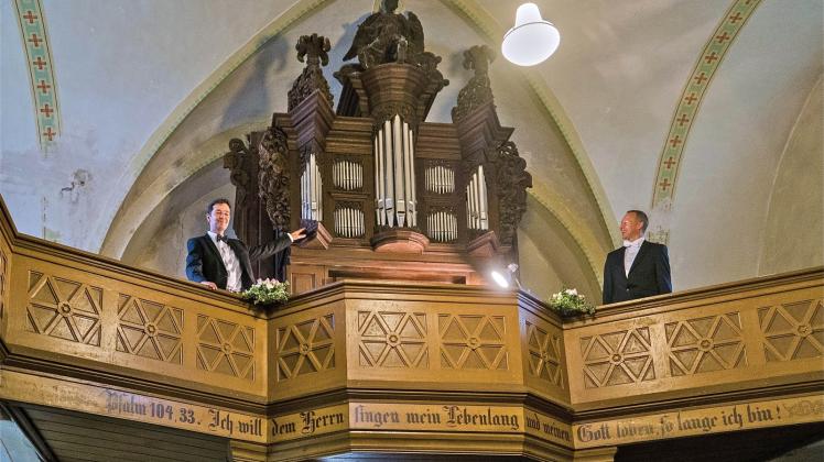 Barocke Klänge zu Ostern in der Warlitzer Kirche: Jan von Busch (links) und Karsten Henschel an der Orgel im vorpommerschen Deyelsdorf.  
