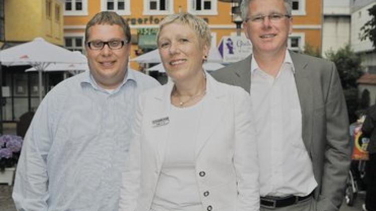 <strong>Callcenter-Azubis für Flensburg:</strong> Carebyphone-Chef Martin Aye (rechts), Tord Kasten von Perry & Knorr und Arbeitsagentur-Chefin Martina Würker.  Foto: Staudt