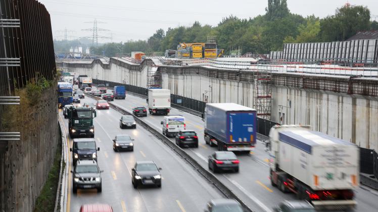 Die Baustelle für den Autobahndeckel in Stellingen. In der Nacht zum 10.04.2019 soll der gesamte Verkehr auf der A7 in Richtung Norden in den Lärmschutztunnel geleitet werden.