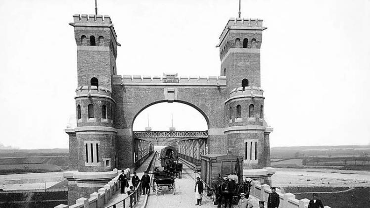 Beeindruckend: Südportal der Levensauer Hochbrücke am 26. September 1895.