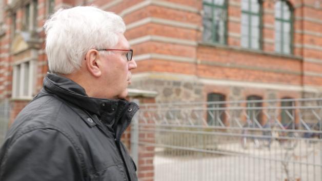 Herr Breitag wartet vor der Schule. Herr Breitag wartet vor der Schule.