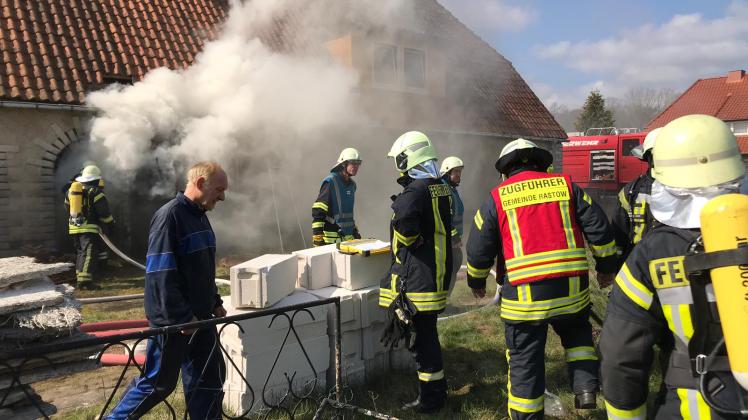 Ein Schwelbrand in Neu Zachun rief gestern die Feuerwehren der Umgebung auf den Plan. Der Einsatz dauerte über Stunden. 