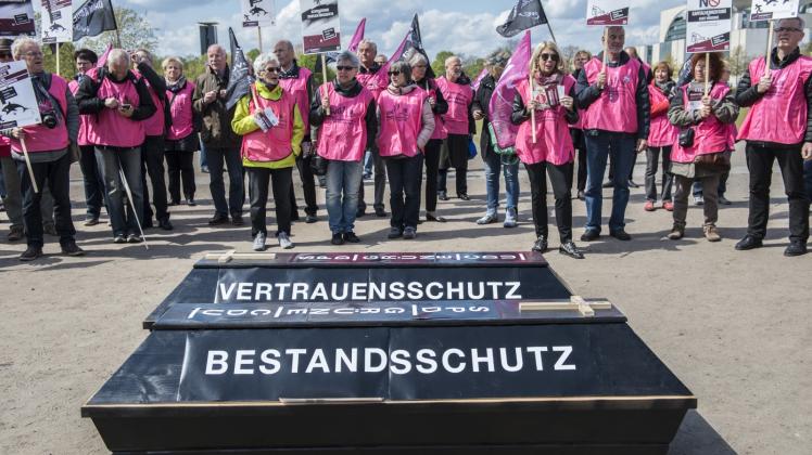 Betroffene protestieren vor dem Reichstag in Berlin gegen die doppelte Belastung der Lebens- und Rentenversicherung durch Krankenkassen- und Pflegebeiträge. 
