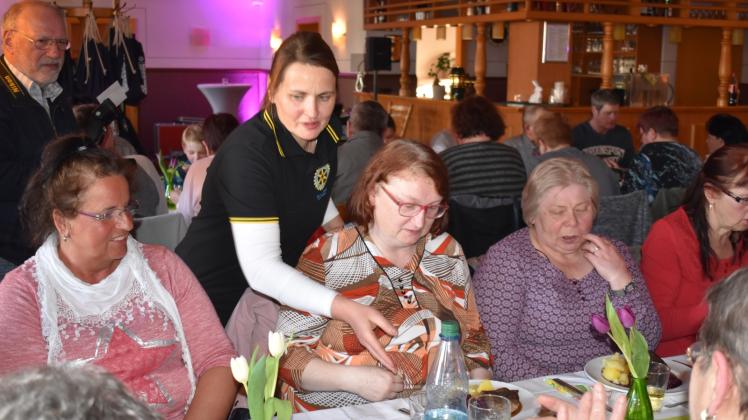 Die Rotarier, im Bild Annett Eichler, servierten ihren Gästen auch das Essen.  Fotos: Doris Ritzka 