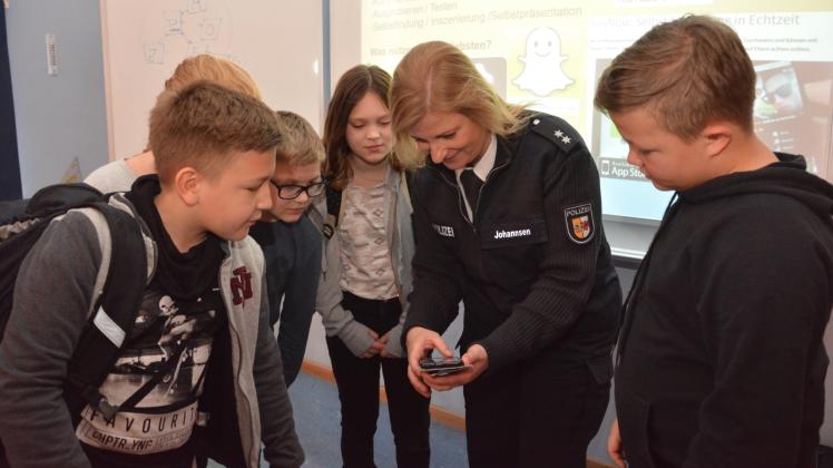 Hier schaut her: Die Polizistin Carola Johannsen (2.v.r.) ist regelmäßig in der Regionalen Schule Bernitt und klärt über Gefahren bei der Nutzung moderner Medien auf. 