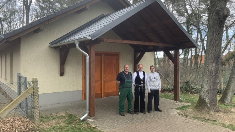 Boris Schröder, Mathias Muhs, Karsten Höhnke (v.l.) haben die Trauerhalle mit einem neuen Vordach ausgestattet.
