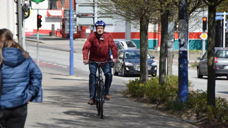 ADFC-Ansprechpartner Helmut Offermann könnte in der Gaehtjestraße auch auf der Straße fahren, nutzt aber vorzugsweise den Radweg.