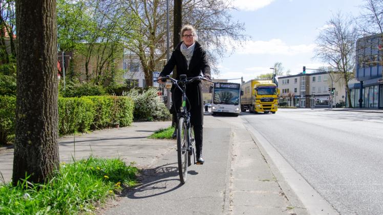 Der Pinneberger Damm: Die Radfahrer müssen sich auf dem schmalen Radweg an der stark befahrenen Straße auch mit Bussen und Fußgängern arrangieren.