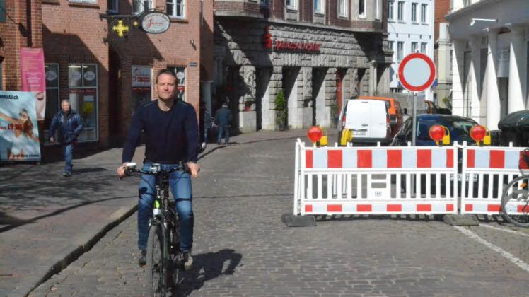 Der Zukunft entgegen radelt Jens Rose-Zeuner hier in der Straße am Rosengarten. Wenn diese saniert sei, werde Eutin nochmals deutlich fahrradfreundlicher. 