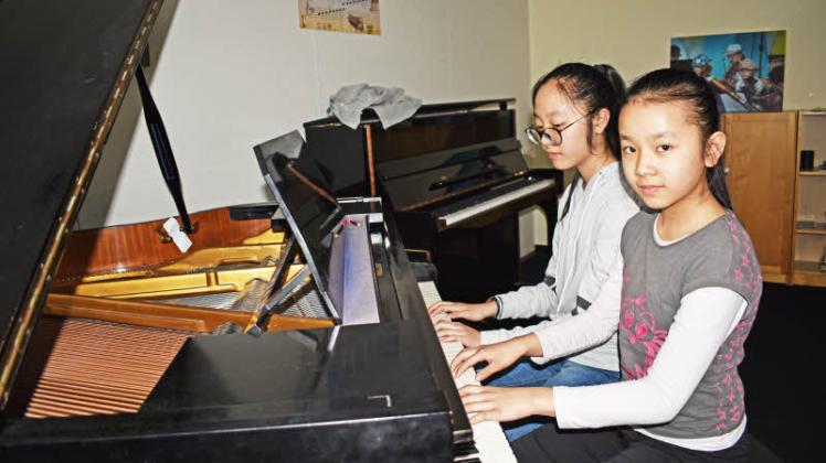 Spielen Klavier vierhändig, sind aber auch erfolgreich in anderen Formationen und solistisch: Yuning und Yuxuan Bai (r.) 