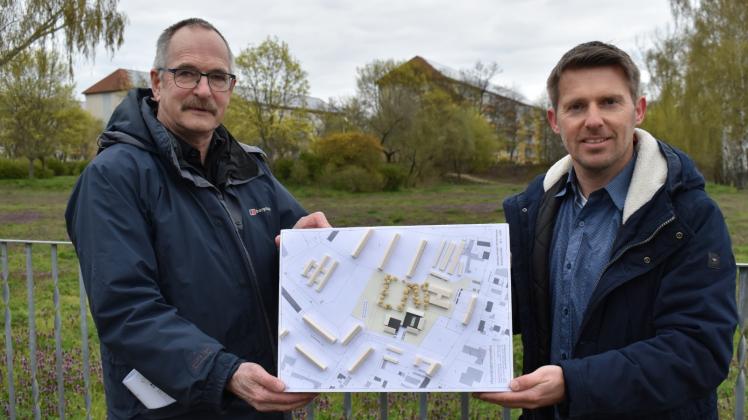 Die Geschäftsführer Dieter Nürnberg (l.) und Stephan Michelis zeigen ein Model des künftigen Hospiz-Komplexes.