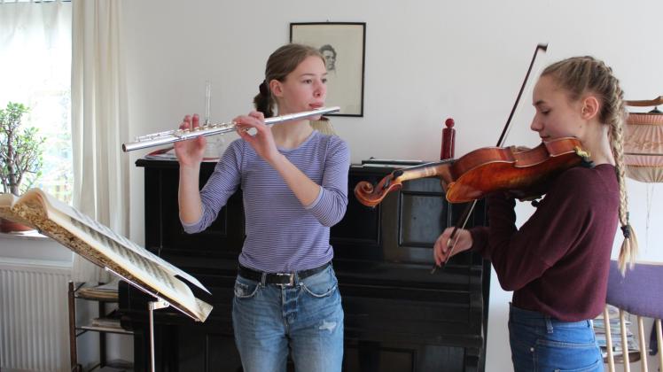 Musizieren in trauter Eintracht: Die Zwillinge Emma (l.) und Nora Fischer spielen gerne zusammen und dürfen ihr Talent beim  Bundeswettbewerb von “Jugend musiziert“ unter Beweis stellen.