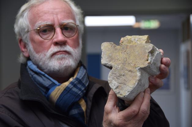 Denkmalsexperte Dr. Deert Lafrenz mit einem gefundenen Rippenstein, anhand dessen sich das Alter der Gruft erklären lässt.