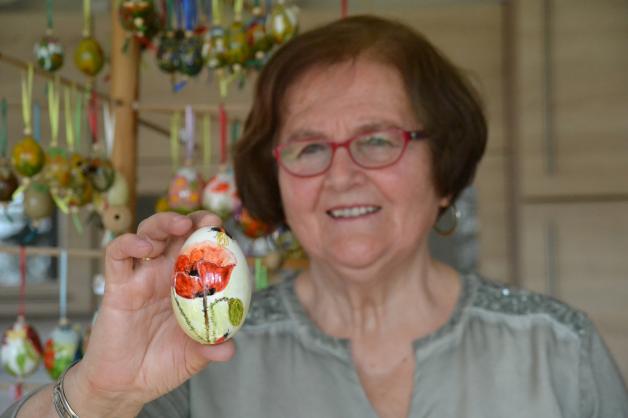 Auch Mohnblumen sind ein gern gemaltes Motiv von Güstrows Ostereierfrau Ursula Marianne Schultz. 
