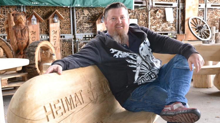 Holz so weit das Auge reicht: In der Glasewitzer Chaussee hat Steffen Rotner seinen Firmensitz – seit 2014 ist er Güstrows HolzmaxeHolz-Maxe und das jeden Tag gerne. Wenn der 51-Jährige Holz um sich hat, ist er in seinem Element.