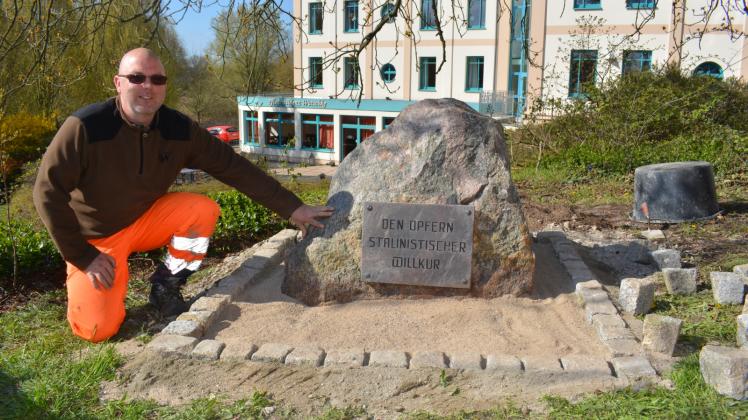 Aus dem Schattendasein geholt: Stadtbauhofmitarbeiter Andreas Bitterling fasste den Gedenkstein neu ein. 