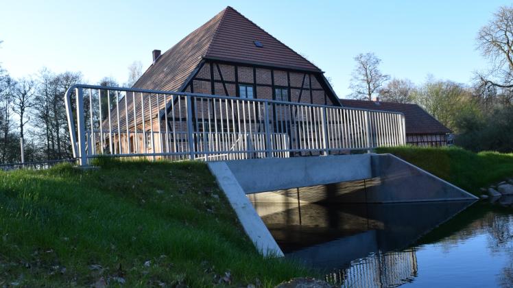 Sollte jetzt wieder hundert Jahre halten oder auch länger: die neue Brücke zum Mühlenhof der Wassermühle in Kuchelmiß.  