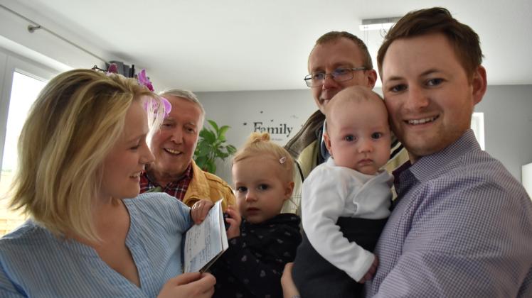 Freuen sich über 1000 Euro mehr in der Familienkasse: Ragna und Michael Jäger mit ihren Kinder Thalea (2) und Thore (3 Monate). 