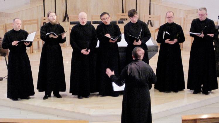 Geistliche Lieder zur Osterzeit: Der Moskauer Männerchor des „Heiligen Wladimir“ singt in der Osternacht in St. Jürgen.