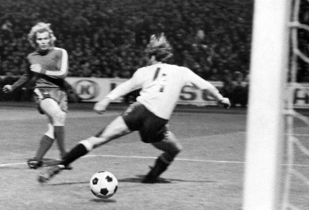  Bayern-Mittelfeldspieler Uli Hoeneß (l) schießt vorbei am Dresdner Abwehrspieler Siegmar Wätzlich zur 1:0-Führung ein am 24.10.1973 während des Europapokal-Achtelfinal-Rückspiels im Dresdner Dynamo-Stadion.