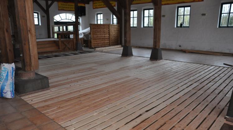Im Alten Speicher von Dambeck wird derzeit ein neuer Fußboden verlegt – Eiche rustikal soll es werden. 