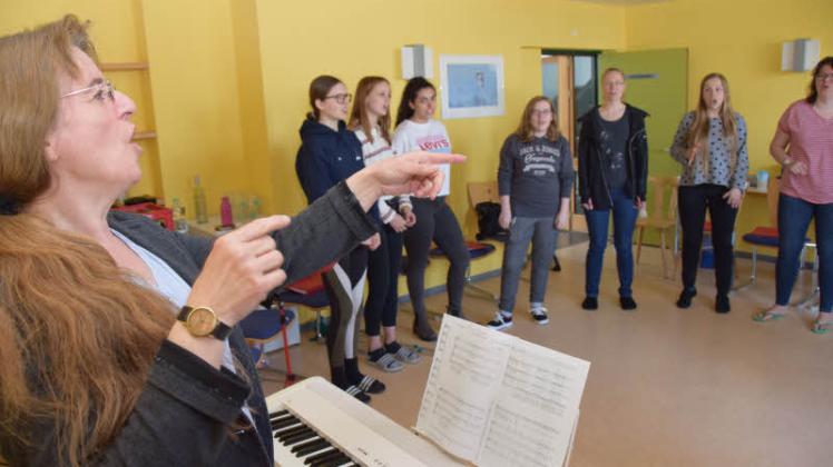 Chorleiterin Thekla Jonathal probt mit den jungen Sängern in der Eckernförder Jugendherberge, bis alles für das Abschlusskonzert am Ostermontag sitzt. In diesem Jahr sind 18 Teilnehmer dabei.