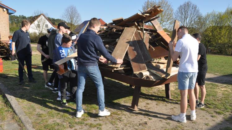 Osterfeuer in Dabel: Mitglieder der Jugendfeuerwehr stapeln zur Vorbereitung das Holz. 