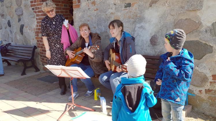 Ihrem Spiel wurde gern zugehört: Die Gitarrengruppe mit Urda Fischer und Annkathrin Reincke.   Fotos: manuela kuhlmann 