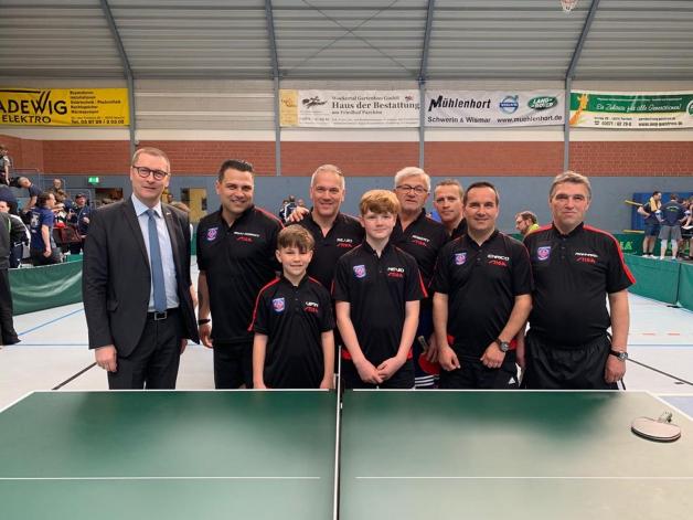 Die Familie Wendland (v.l.) Rayk-Robert, Vipin, Silvio, Nevio, Robert, Marcell, Enrico und Reinhard bei der Turniereröffnung mit Parchims Bürgeremeister Dirk Flörke Fotos: Thomas Zenker/Wendland Die Familie Wendland (v.l.) Rayk-Robert, Vipin, Silvio, Nevio, Robert, Marcell, Enrico und Reinhard bei der Turniereröffnung mit Parchims Bürgeremeister Dirk Flörke Fotos: Thomas Zenker/Wendland
