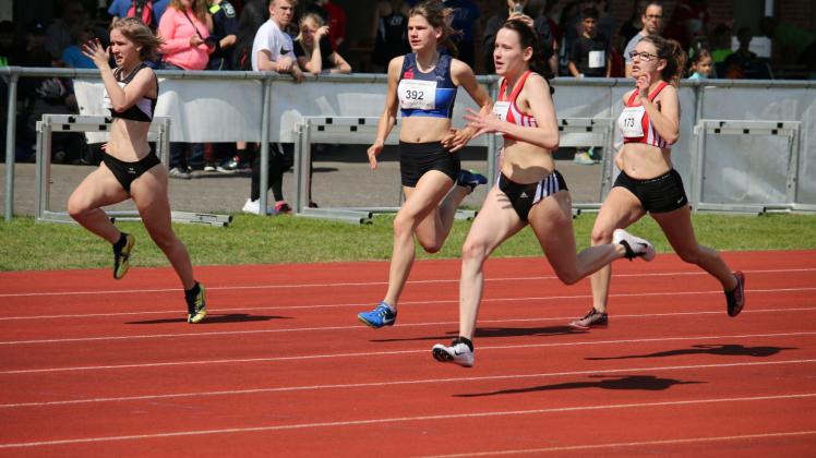 Das Sparkassen-Stadionfest des ESV Wittenberge ist auch eine erster Formtest für die Sprinter. Im vergangenen Jahr gewann Laura Nadolleck (2. v. r.) von der LG Prignitz den 100 Meter-Lauf der Altersklasse U 20.  