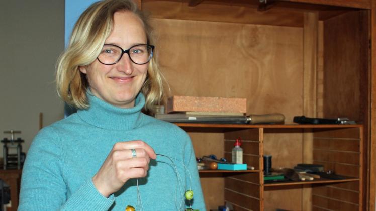 „Es war mein Traum, mitten in der Stadt zu sein“, sagt Schmuckdesignerin Bettina Bauer. Nächste Woche eröffnet sie ihr neues Atelier mit Werkstatt in der Mühlenstraße 11 in Güstrow. 