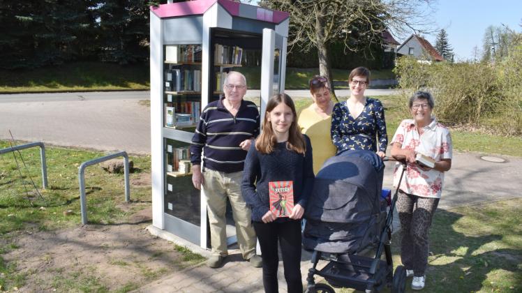 Lesen, Tauschen, Entdecken: Horst Dormann, Nele, die Sponsorinnen Kathrin und Theresa Donner sowie Jutta Dormann (v.l.) freuen sich über die Bücherzelle in Möderitz. 