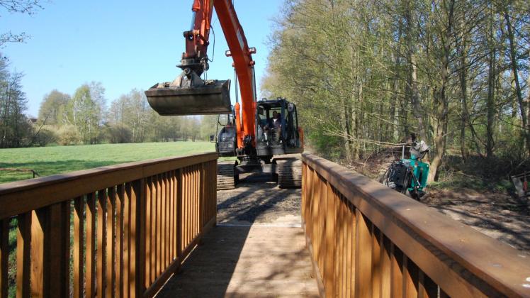 Die Brücke am Ortseingang Kraak ist wieder flott. Frank Schwenk von der Firma Stig Bau erledigt letzte Arbeiten. 