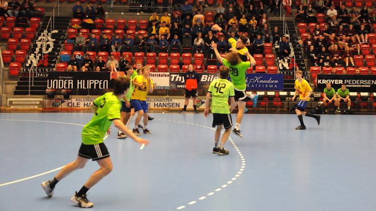 Den 20:16-Sieg über UH Esbjerg 2 feierten die Mecklenburger Stiere beim Holstebro-Cup in der großen Gråkjær Arena. Die Halle bietet Platz für 3  250 Zuschauer. 