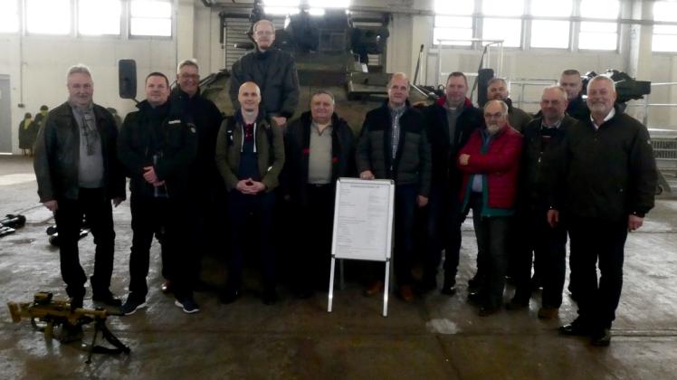 Machten sich beim Besuch des Hagenower Panzergrenadierbataillons 401 ein Bild vom Ausbildungsstand der Truppe: Mitglieder der Gesellschaft für Sicherheitspolitik, Sektion Schwerin. 