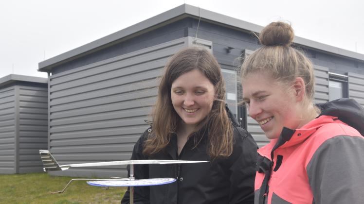 Die beiden Studentinnen Freya Andersen und Laura Otto lesen alle 15 Minuten an einem selbstgebauten Messgerät die Windrichtung ab.