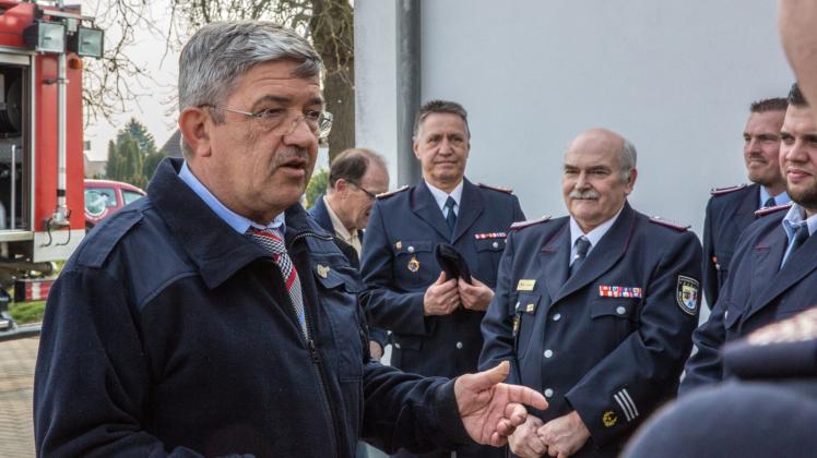 Will ab dem nächsten Jahr Feuerwehrfahrzeuge zentral beschaffen lassen: Innenminister Lorenz Caffier in Leezen. 
