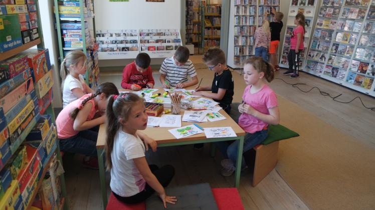 Anlässlich des Welttags des Buches besuchte die Klasse 1a der Grundschule Lübz die Bibliothek. 