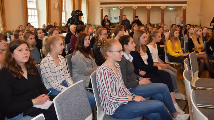 Freitagnachmittag im Rathaus: 70 Schülerinnen hören Politikerinnen zu, wie sie ihren Weg in die Parlamente fanden. Fotos: Bühmann 