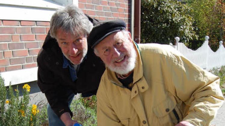 Walter Vietzen (l.) und Heinz-Jürgen Heidemann putzen Stolpersteine. Fotos: Gisela Tietje-Räther