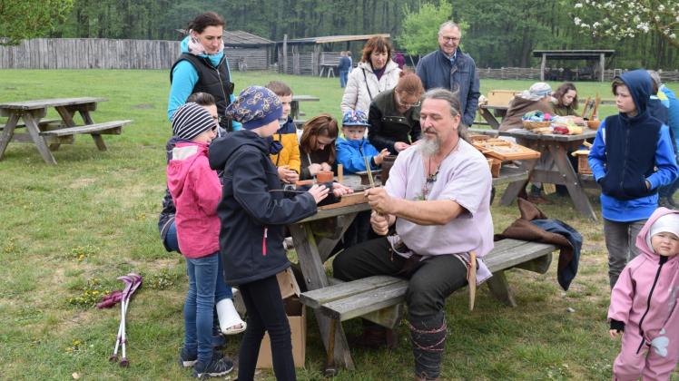 Kupferdraht drehen macht Spaß: Jens Majweski alias „Elster“ von der Elster-Wikingersippe aus Liebenwerda hilft der neunjährigen Greta aus Neustadt -Glewe. 