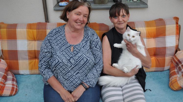 Sonst sammelt Andrea Jerratsch (r.) streunende kranke Katzen auf, aber Katty rettete sie im Urlaub aus einer spanischen Tötungsstation. Mit Katrin Kraufmann will sie einen Tierschutzverein gründen. 
