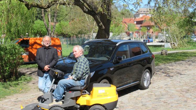 Sie zeigen vom Fuhrpark der Versorger bereits zwei umgerüstete Fahrzeuge: Joachim Schöttler (l.) und Siegfried Annuhs. 