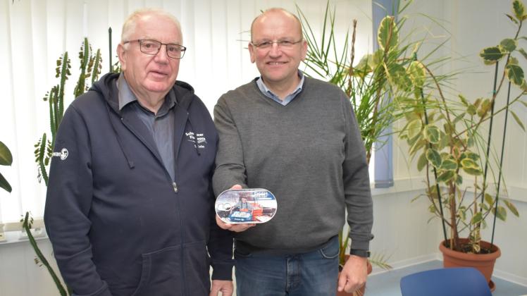 Mit der neuen Fischkonserve: Ralf Böschen (r.), einer der beiden Geschäftsführer der Firma Schwaaner Fischwaren Sywan, und sein Vorgänger Siegfried Kobs. 