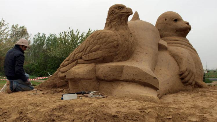 Das von Yosef Bakir geschaffene Sandskulpturenwerk bekommt vom Künstler den letzten Schliff.