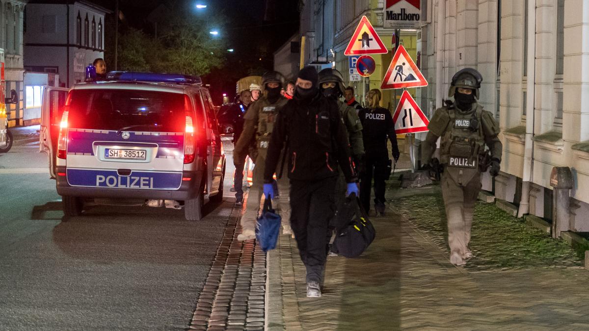 Mann will aus Angst vor Strahlen aus dem Fenster springen