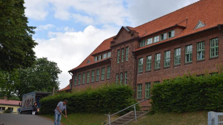 Unter einem Dach vereint sind seit dem Schuljahr 2009/10 der gymnasiale und regionale Schulteil der KGS Sternberg. 