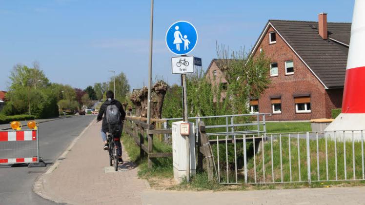 Am Neuendeich darf – wie in anderen Straßen auch – nur noch rechts mit dem Rad gefahren werden.  Fotos: Renate Hoppe 