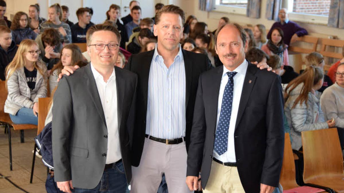 Journalist Jörn Jacob Rohwer spricht mit Schülern in Christian-Ti