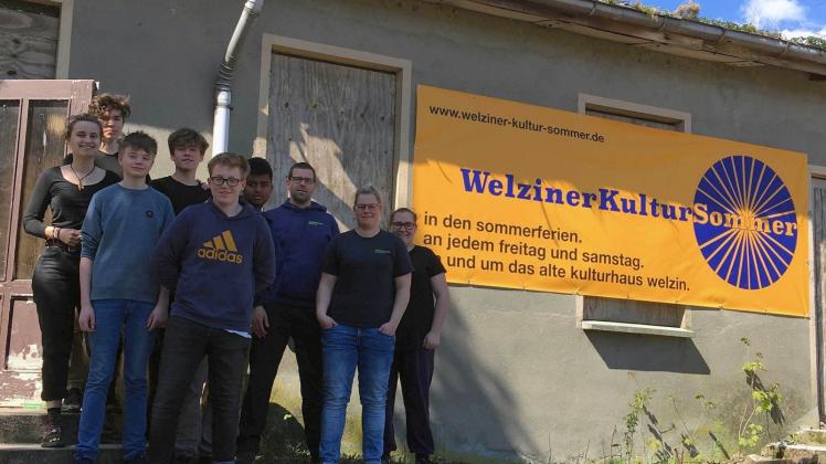 Welzins Kulturhaus wird Kultursommer-Bühne: Junge Leute vom Berliner Verein Actiontouren brachten den „alten Katen“ für das Experiment auf Vordermann.